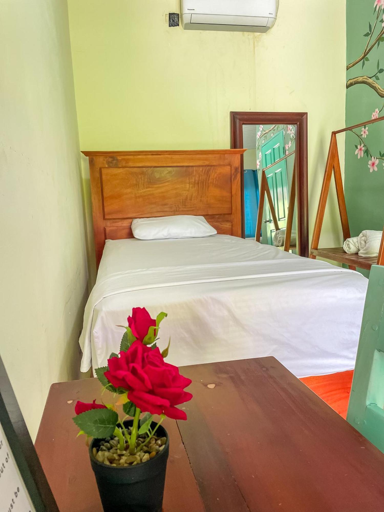 מויוגאלפה Hostal Eden מראה חיצוני תמונה
