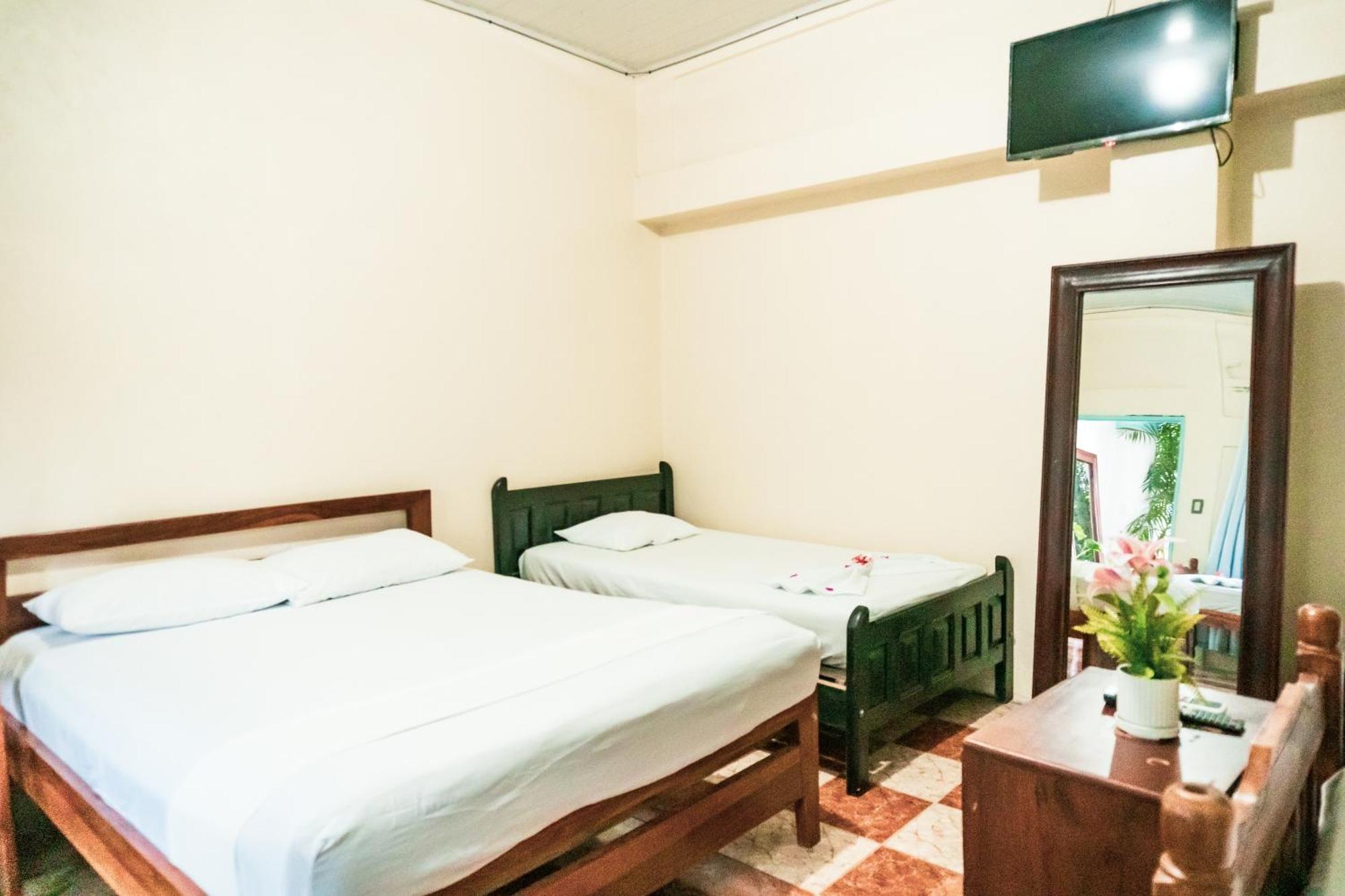 מויוגאלפה Hostal Eden מראה חיצוני תמונה